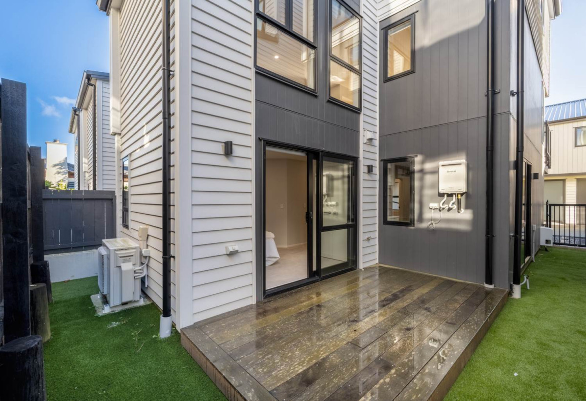 Double Grammar school zone, Standalone 3 beds (2 ensuites) 3 baths home with garage, 1 ensuite ground floor, 0.8 km to Epsom Girls’ Grammar School, 1.6 km to Auckland Grammar, 6/26 Epsom Avenue, Epsom, Auckland