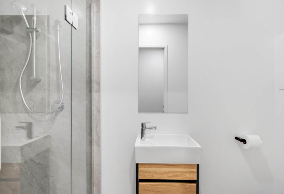 Double Grammar school zone, Standalone 3 beds (2 ensuites) 3 baths home with garage, 1 ensuite ground floor, 0.8 km to Epsom Girls’ Grammar School, 1.6 km to Auckland Grammar, 6/26 Epsom Avenue, Epsom, Auckland