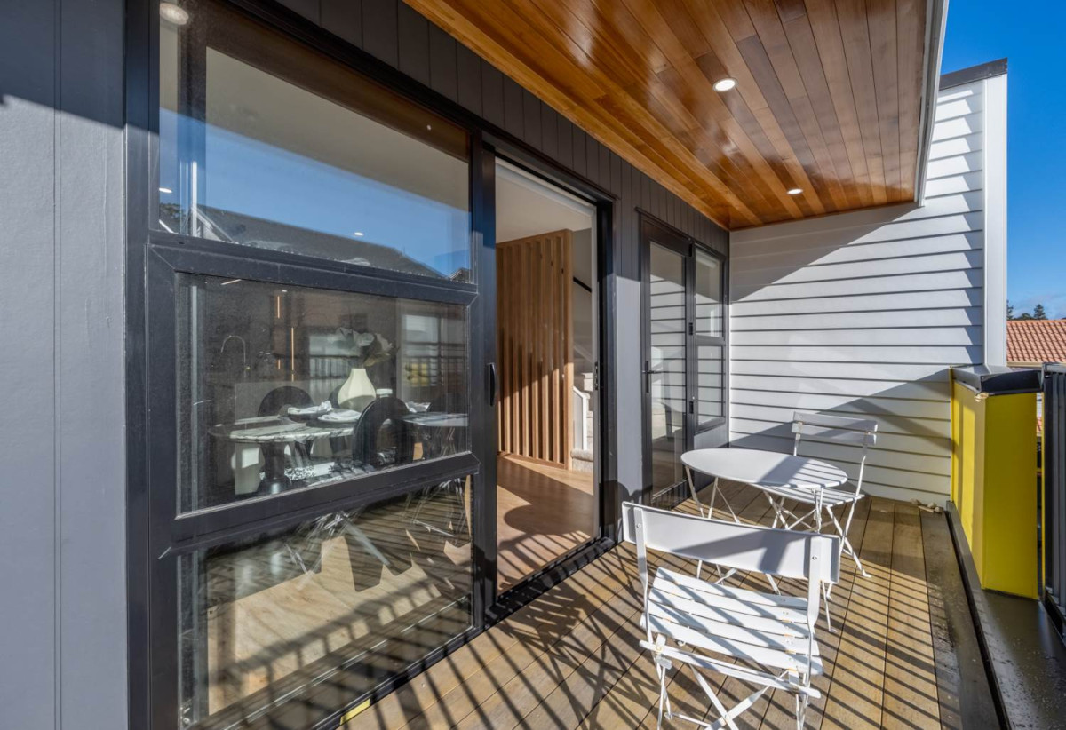 Double Grammar school zone, Standalone 3 beds (2 ensuites) 3 baths home with garage, 1 ensuite ground floor, 0.8 km to Epsom Girls’ Grammar School, 1.6 km to Auckland Grammar, 6/26 Epsom Avenue, Epsom, Auckland