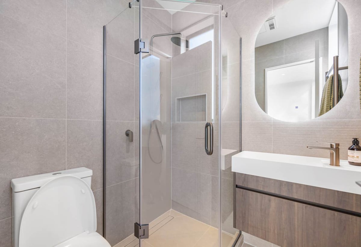 10-Year Master Build Guarantee, Built in lift, 260m2 Standalone freehold 4 beds (4 ensuites) 4.5 baths house with double garage, 4 ensuites, close to beach, shops, schools, 0.8 km to Takapuna School, 6/4 Tennyson Avenue, Takapuna, Auckland