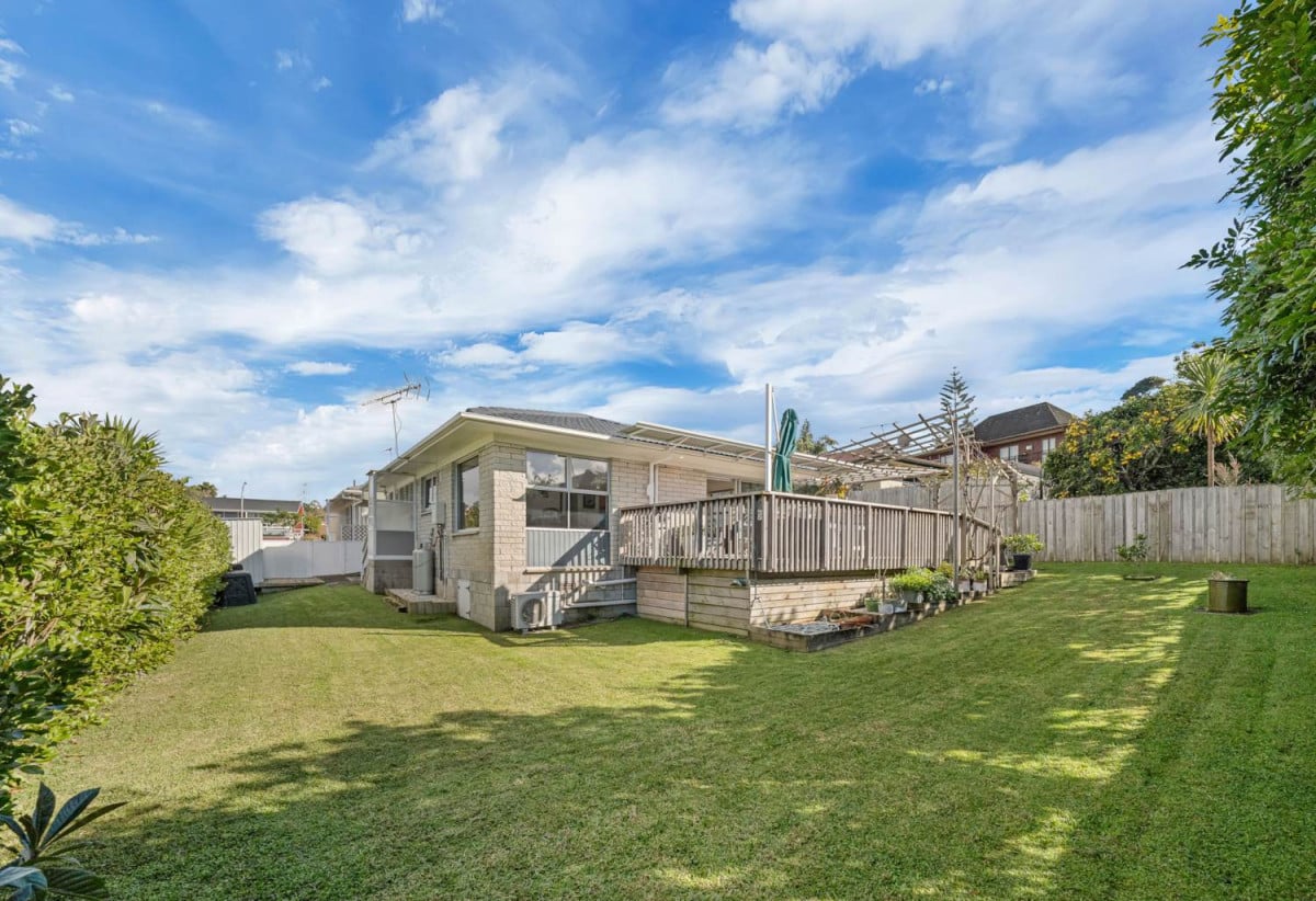 Rangitoto College zone, Brick and tile 2 beds + storage room or Flexi room (3.13 x 2.05M) 1 bath house with garage, 2/4 Noumea Place, Mairangi Bay, Auckland