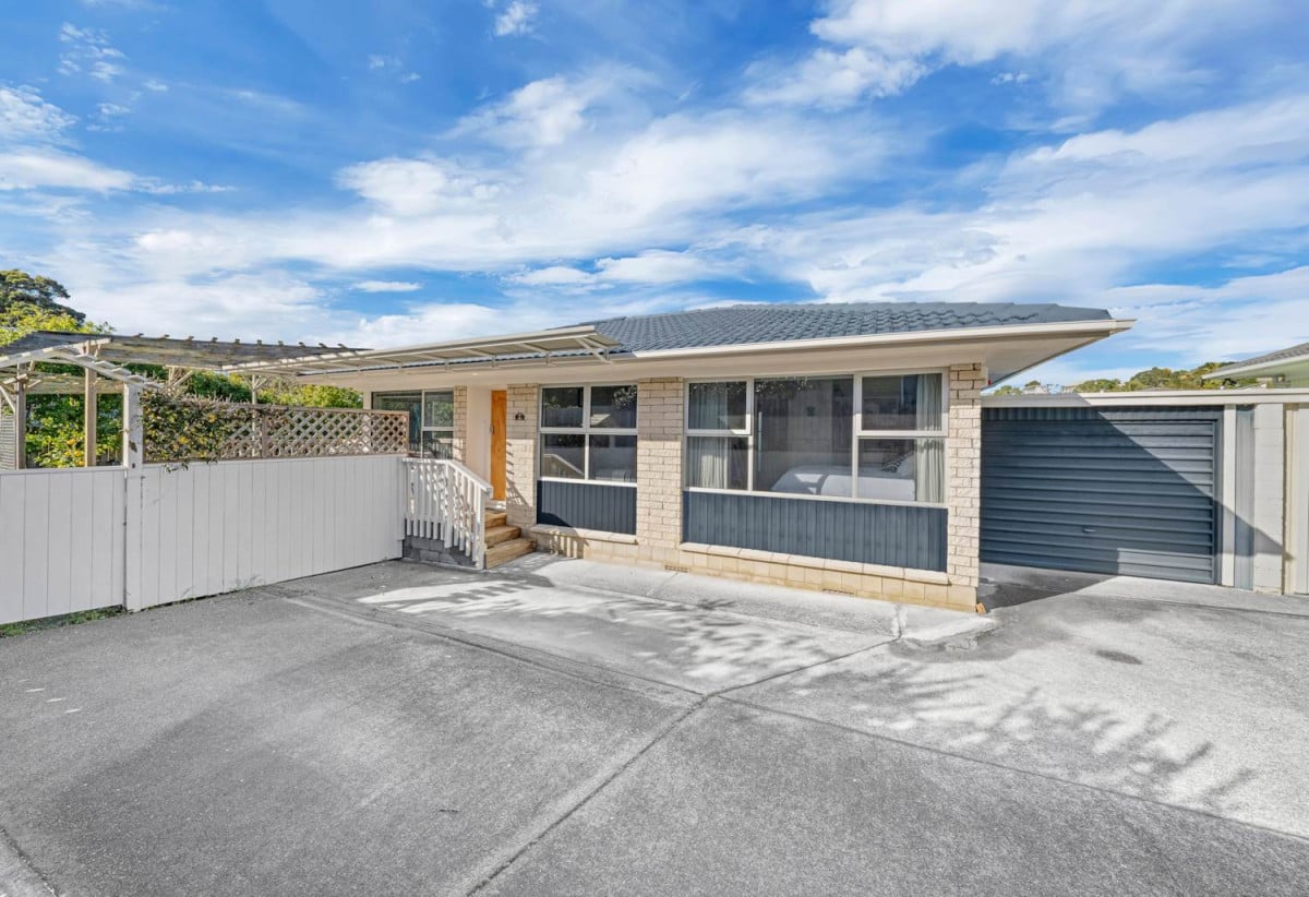 Rangitoto College zone, Brick and tile 2 beds + storage room or Flexi room (3.13 x 2.05M) 1 bath house with garage, 2/4 Noumea Place, Mairangi Bay, Auckland