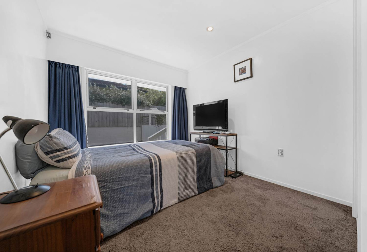 Rangitoto College zone, Brick and tile 2 beds + storage room or Flexi room (3.13 x 2.05M) 1 bath house with garage, 2/4 Noumea Place, Mairangi Bay, Auckland