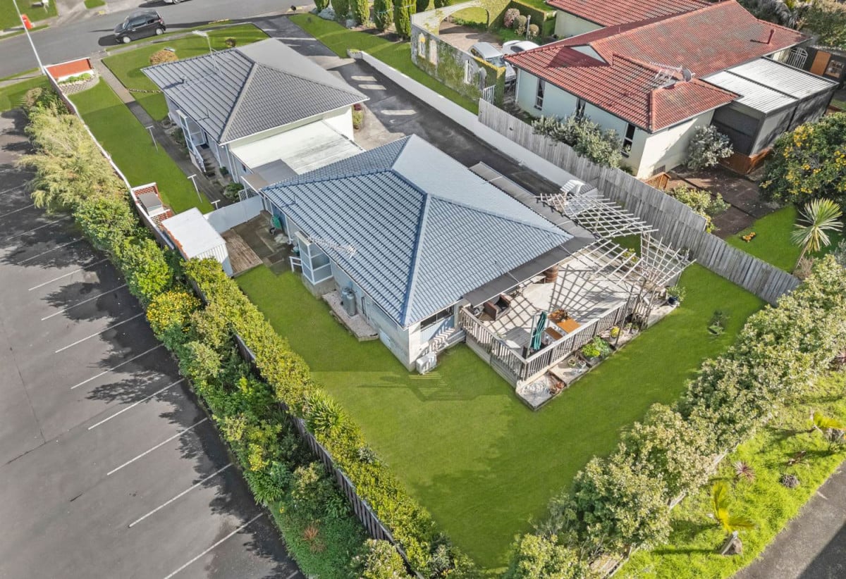Rangitoto College zone, Brick and tile 2 beds + storage room or Flexi room (3.13 x 2.05M) 1 bath house with garage, 2/4 Noumea Place, Mairangi Bay, Auckland