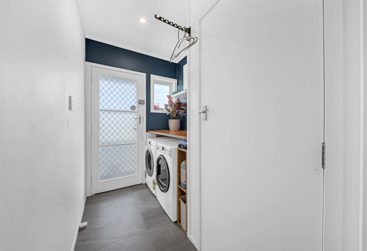 Rangitoto College zone, Brick and tile 2 beds + storage room or Flexi room (3.13 x 2.05M) 1 bath house with garage, 2/4 Noumea Place, Mairangi Bay, Auckland