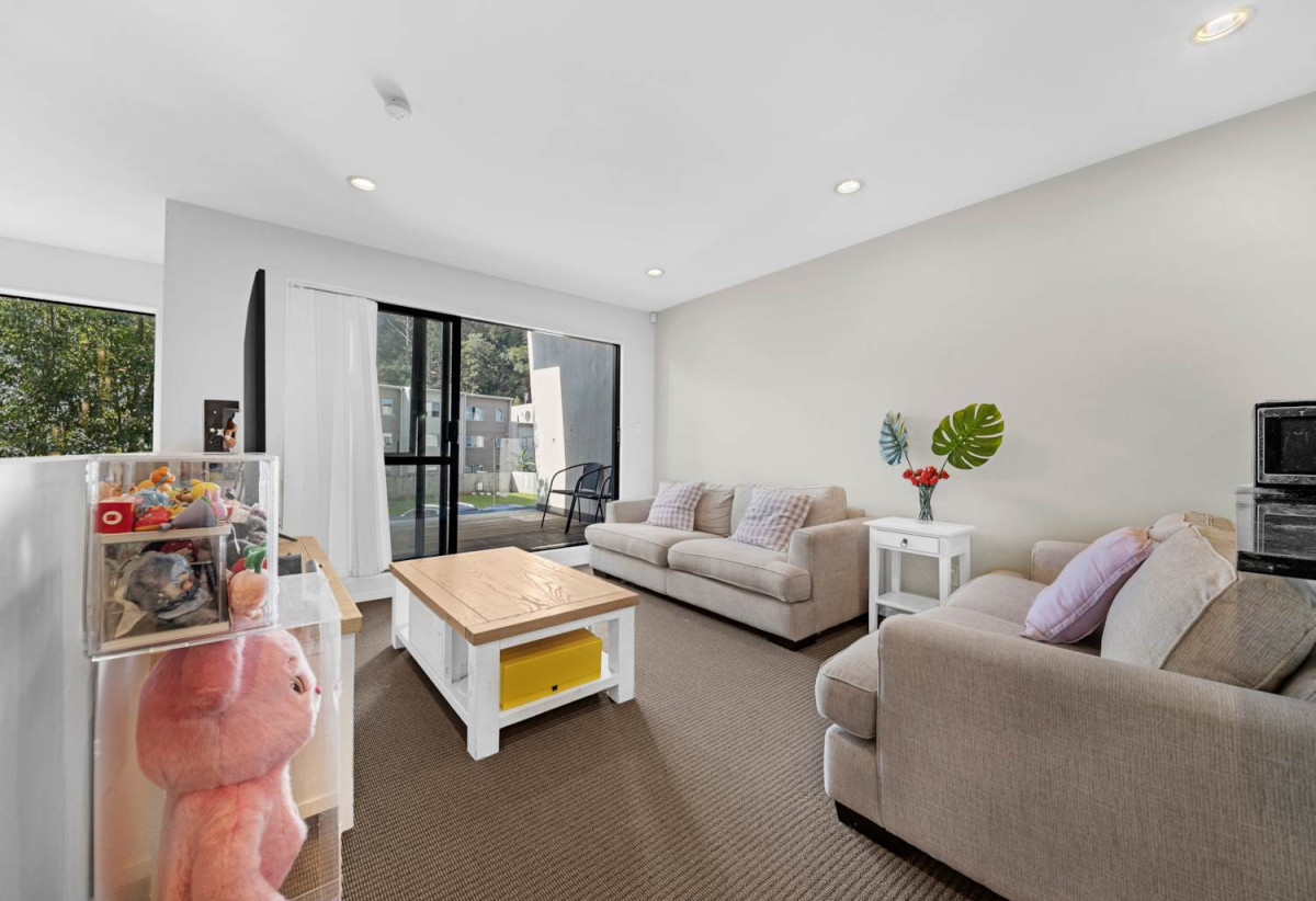 MUST SELL FAST, 140m2 3 beds 2 baths home with car park, 33/5 Perekia Street, Albany, Auckland