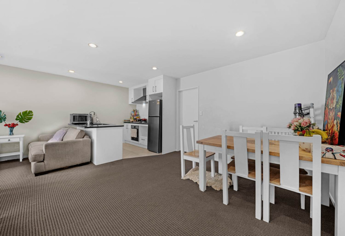 MUST SELL FAST, 140m2 3 beds 2 baths home with car park, 33/5 Perekia Street, Albany, Auckland