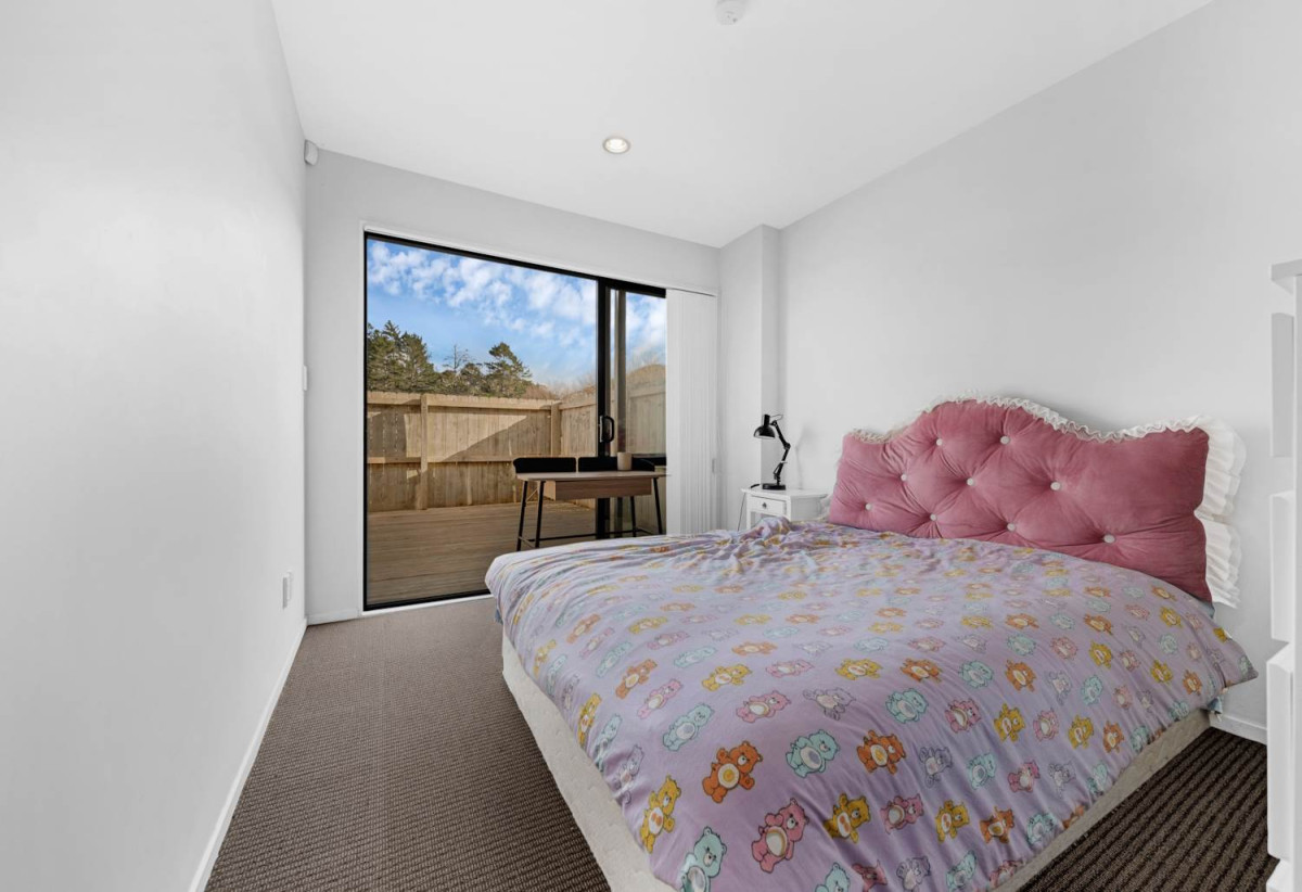 MUST SELL FAST, 140m2 3 beds 2 baths home with car park, 33/5 Perekia Street, Albany, Auckland