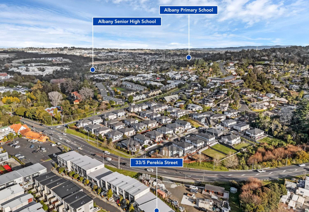 MUST SELL FAST, 140m2 3 beds 2 baths home with car park, 33/5 Perekia Street, Albany, Auckland