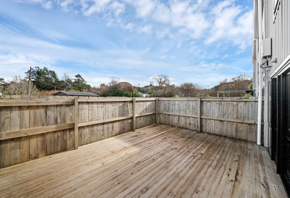 MUST SELL FAST, 140m2 3 beds 2 baths home with car park, 33/5 Perekia Street, Albany, Auckland
