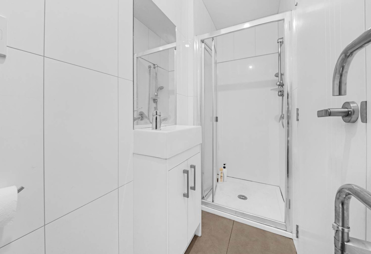 MUST SELL FAST, 140m2 3 beds 2 baths home with car park, 33/5 Perekia Street, Albany, Auckland