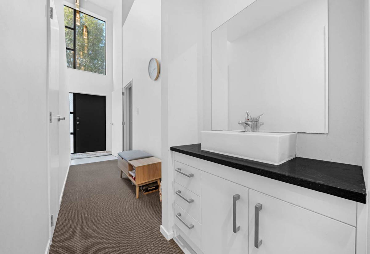 MUST SELL FAST, 140m2 3 beds 2 baths home with car park, 33/5 Perekia Street, Albany, Auckland