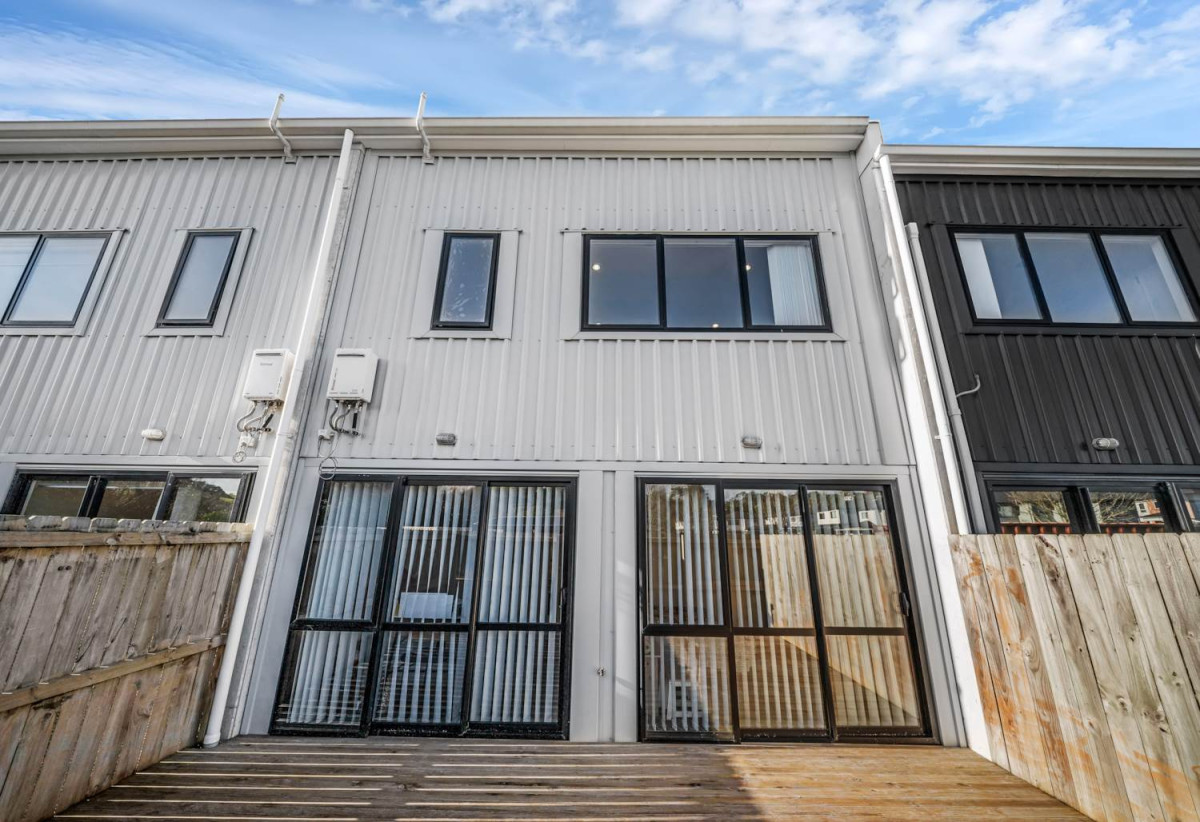 MUST SELL FAST, 140m2 3 beds 2 baths home with car park, 33/5 Perekia Street, Albany, Auckland