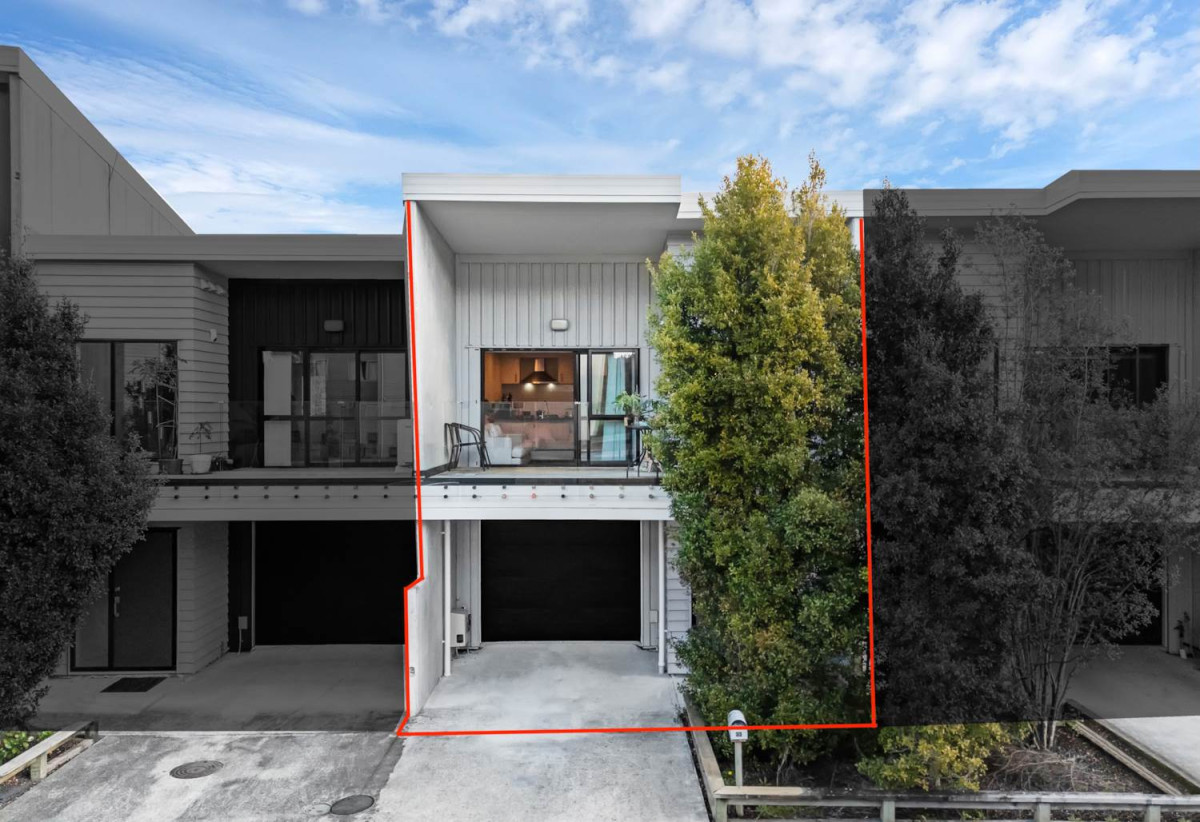 MUST SELL FAST, 140m2 3 beds 2 baths home with car park, 33/5 Perekia Street, Albany, Auckland