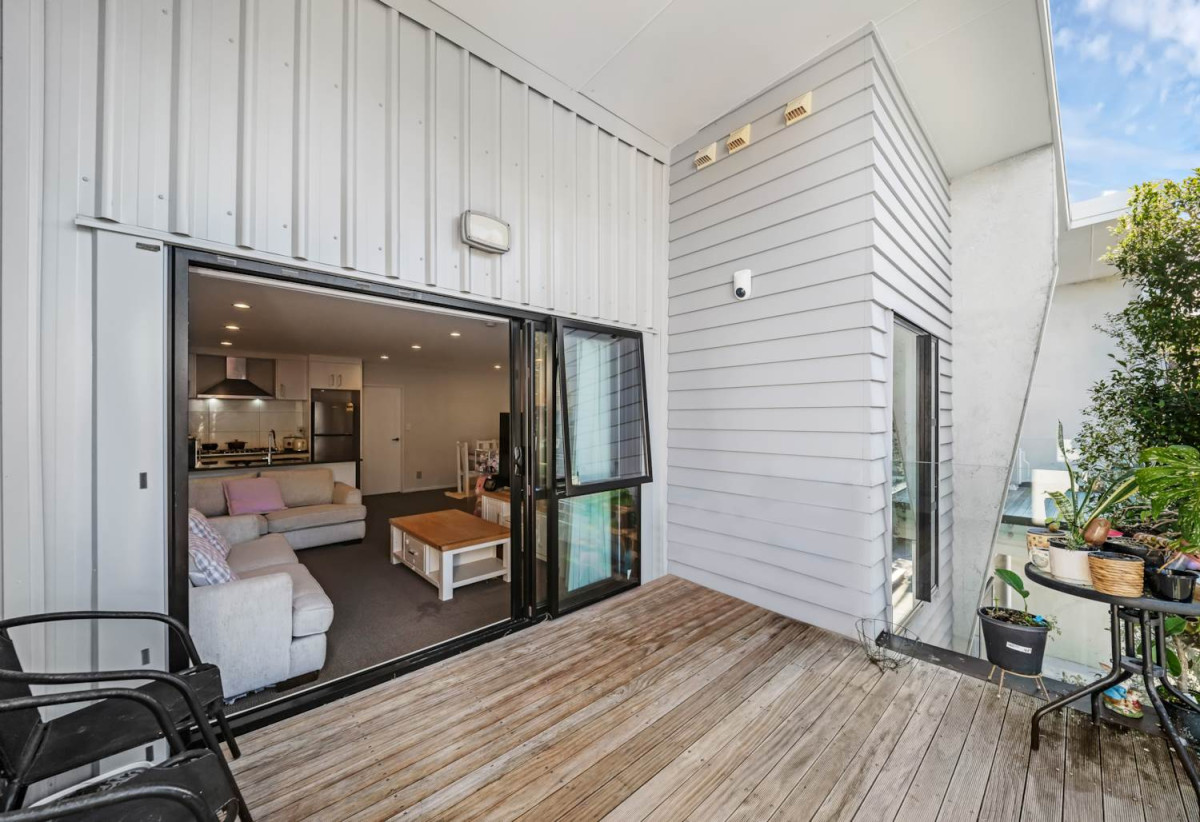 MUST SELL FAST, 140m2 3 beds 2 baths home with car park, 33/5 Perekia Street, Albany, Auckland