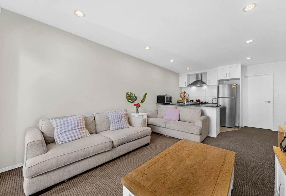 MUST SELL FAST, 140m2 3 beds 2 baths home with car park, 33/5 Perekia Street, Albany, Auckland