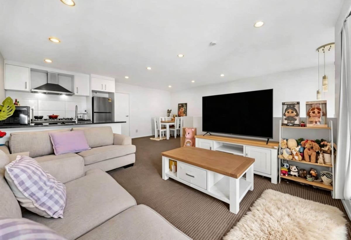 MUST SELL FAST, 140m2 3 beds 2 baths home with car park, 33/5 Perekia Street, Albany, Auckland