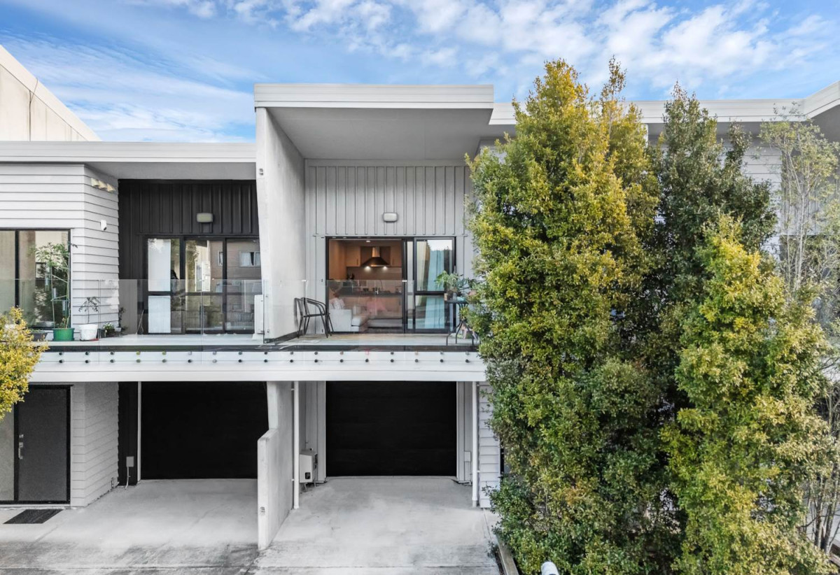 MUST SELL FAST, 140m2 3 beds 2 baths home with car park, 33/5 Perekia Street, Albany, Auckland
