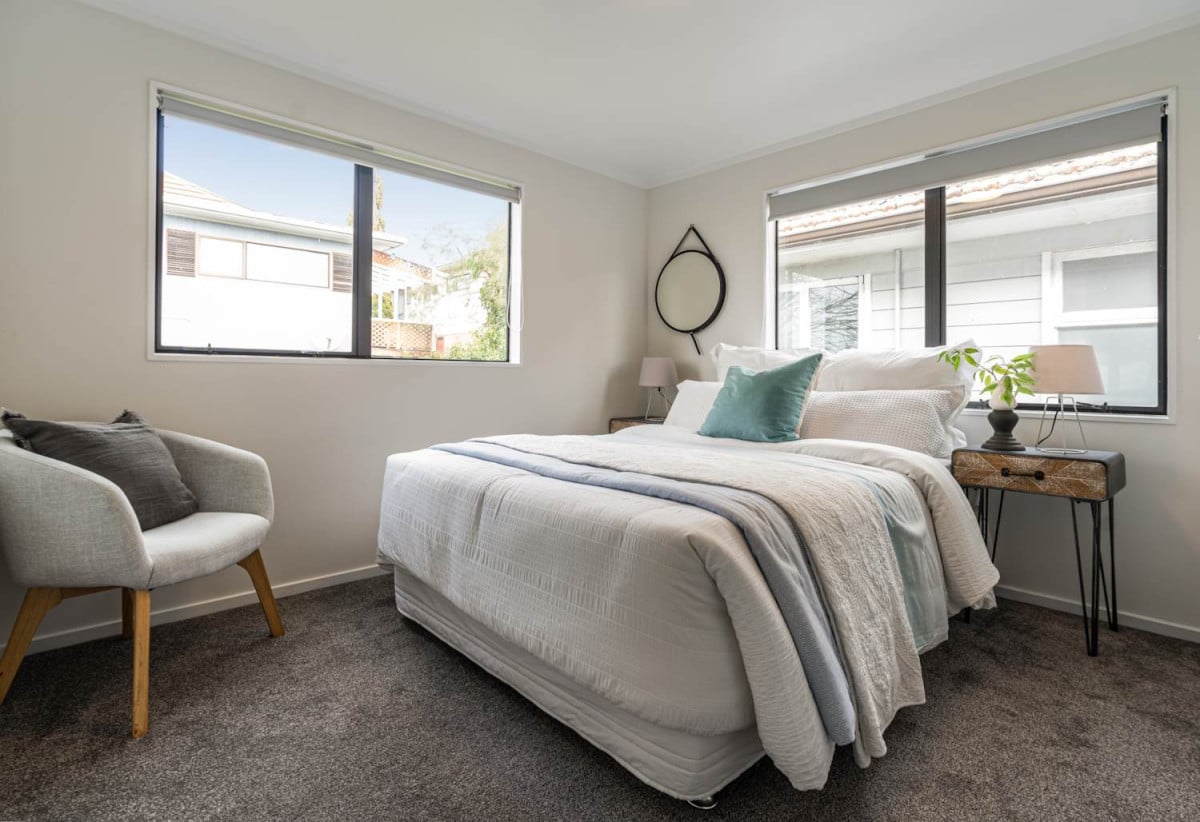 Motivated vendors, Renovated 3 beds + rumpus room 2.5 baths house with car parks, 3 beds 1 bath upstairs, Downstairs a large rumpus room or fourth bedroom with its own bathroom and a separate entrance. 2/523 Glenfield Road, Glenfield, Auckland