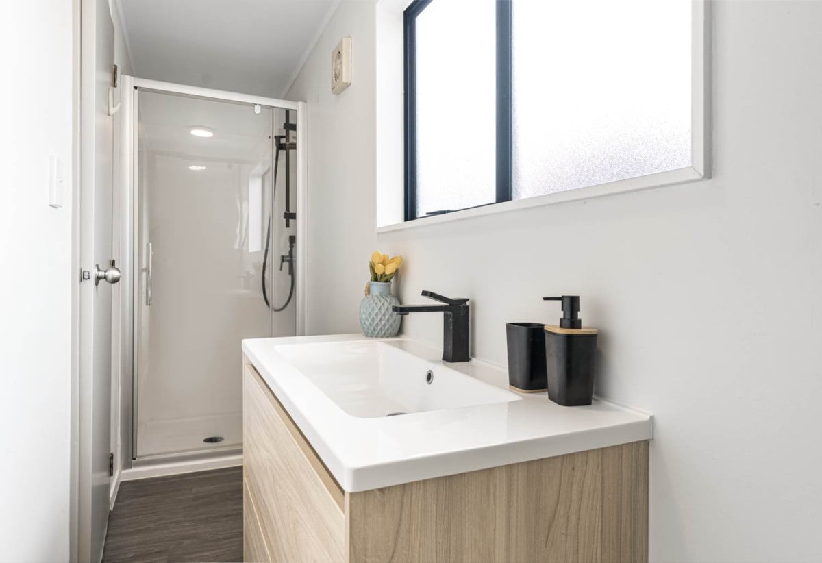 Motivated vendors, Renovated 3 beds + rumpus room 2.5 baths house with car parks, 3 beds 1 bath upstairs, Downstairs a large rumpus room or fourth bedroom with its own bathroom and a separate entrance. 2/523 Glenfield Road, Glenfield, Auckland