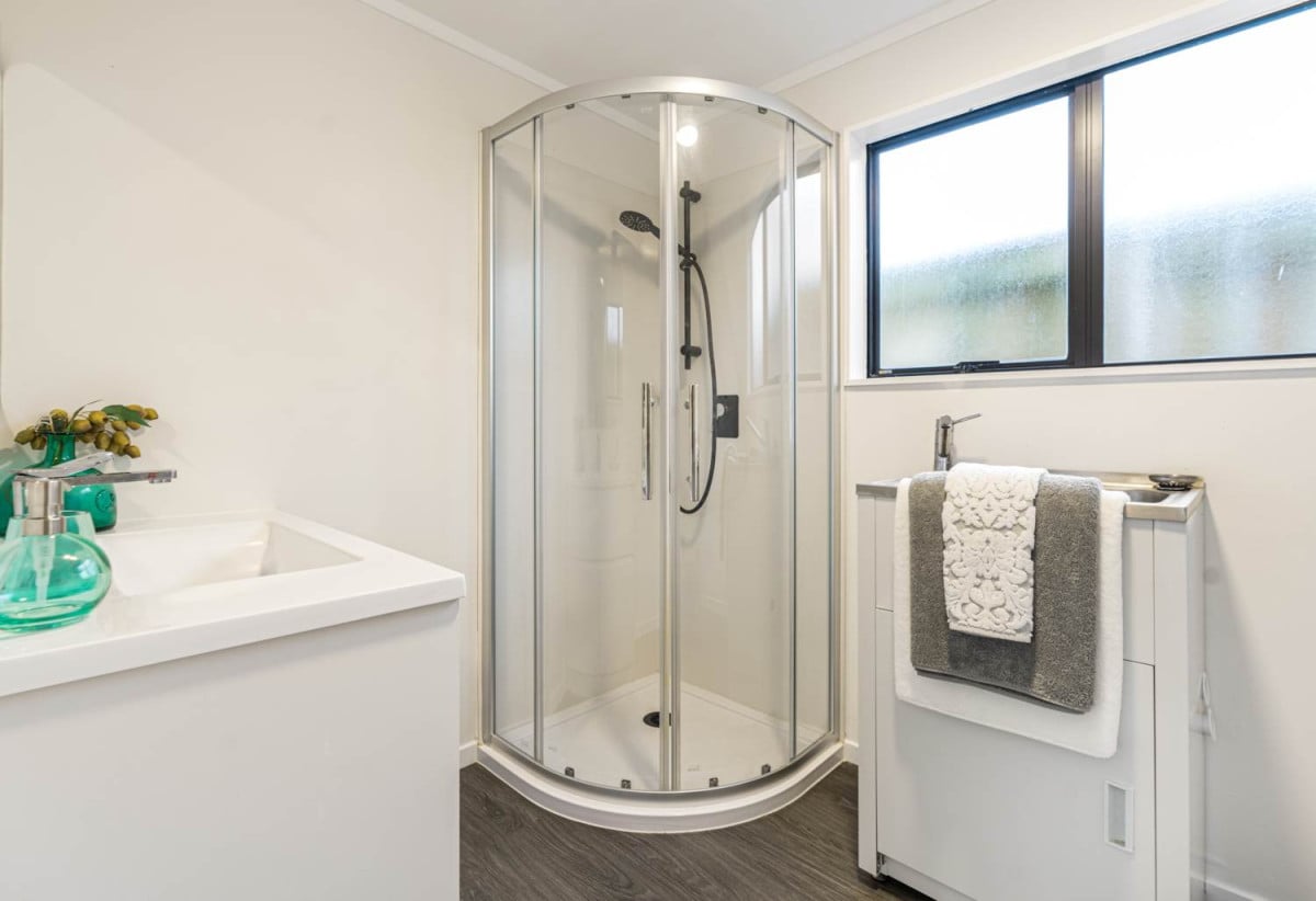 Motivated vendors, Renovated 3 beds + rumpus room 2.5 baths house with car parks, 3 beds 1 bath upstairs, Downstairs a large rumpus room or fourth bedroom with its own bathroom and a separate entrance. 2/523 Glenfield Road, Glenfield, Auckland