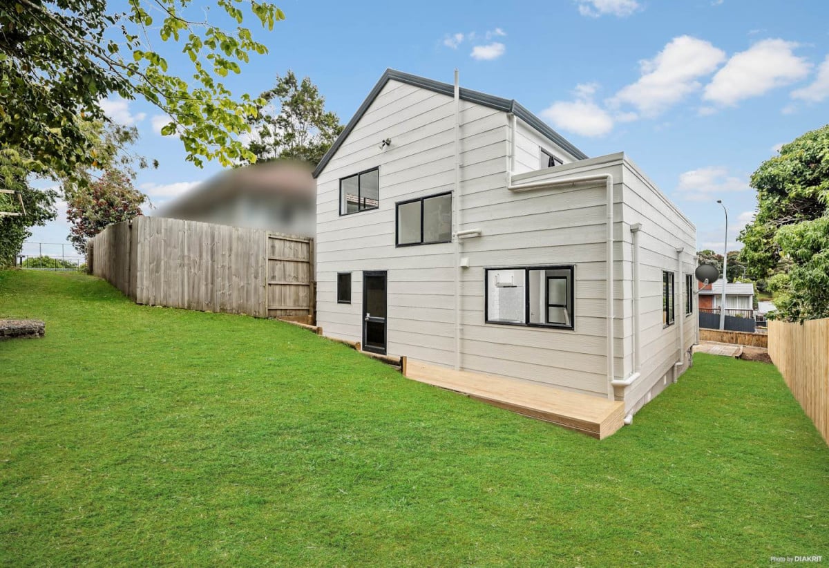 Motivated vendors, Renovated 3 beds + rumpus room 2.5 baths house with car parks, 3 beds 1 bath upstairs, Downstairs a large rumpus room or fourth bedroom with its own bathroom and a separate entrance. 2/523 Glenfield Road, Glenfield, Auckland