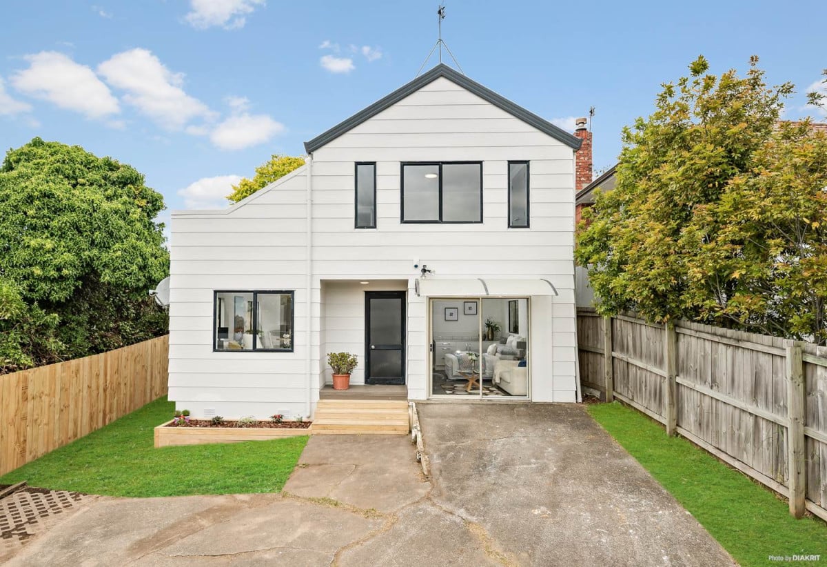 Motivated vendors, Renovated 3 beds + rumpus room 2.5 baths house with car parks, 3 beds 1 bath upstairs, Downstairs a large rumpus room or fourth bedroom with its own bathroom and a separate entrance. 2/523 Glenfield Road, Glenfield, Auckland