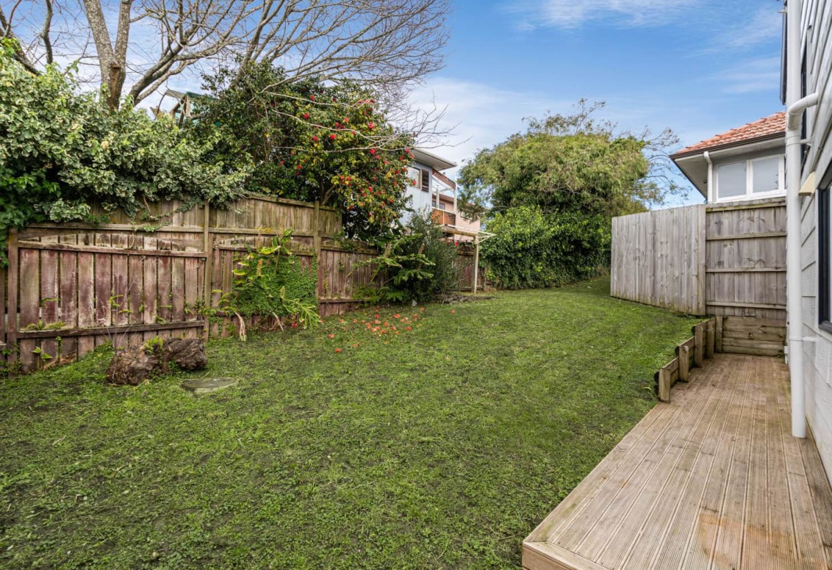 Motivated vendors, Renovated 3 beds + rumpus room 2.5 baths house with car parks, 3 beds 1 bath upstairs, Downstairs a large rumpus room or fourth bedroom with its own bathroom and a separate entrance. 2/523 Glenfield Road, Glenfield, Auckland