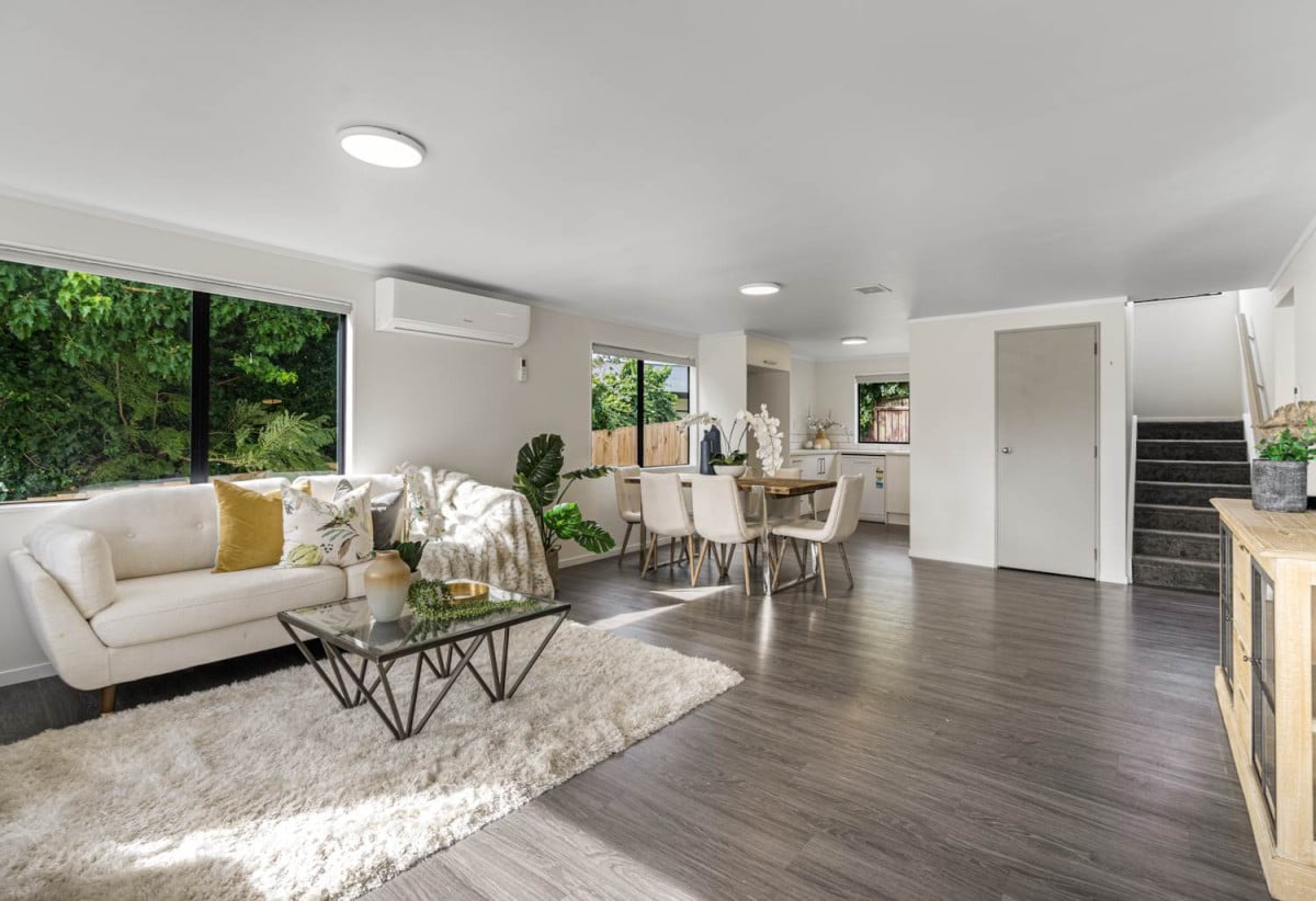 Motivated vendors, Renovated 3 beds + rumpus room 2.5 baths house with car parks, 3 beds 1 bath upstairs, Downstairs a large rumpus room or fourth bedroom with its own bathroom and a separate entrance. 2/523 Glenfield Road, Glenfield, Auckland