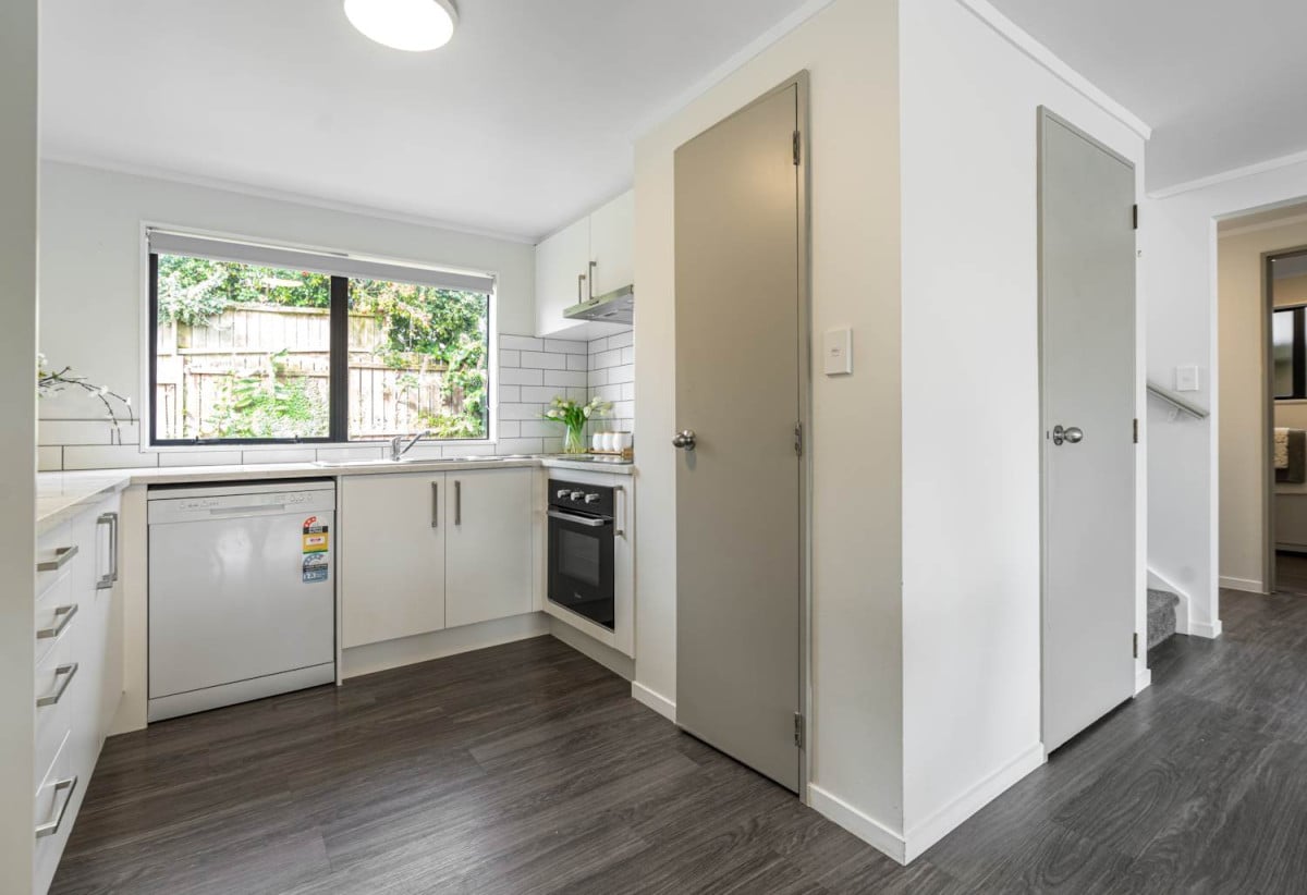 Motivated vendors, Renovated 3 beds + rumpus room 2.5 baths house with car parks, 3 beds 1 bath upstairs, Downstairs a large rumpus room or fourth bedroom with its own bathroom and a separate entrance. 2/523 Glenfield Road, Glenfield, Auckland