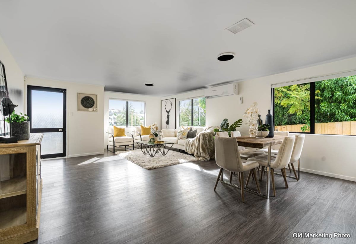 Motivated vendors, Renovated 3 beds + rumpus room 2.5 baths house with car parks, 3 beds 1 bath upstairs, Downstairs a large rumpus room or fourth bedroom with its own bathroom and a separate entrance. 2/523 Glenfield Road, Glenfield, Auckland