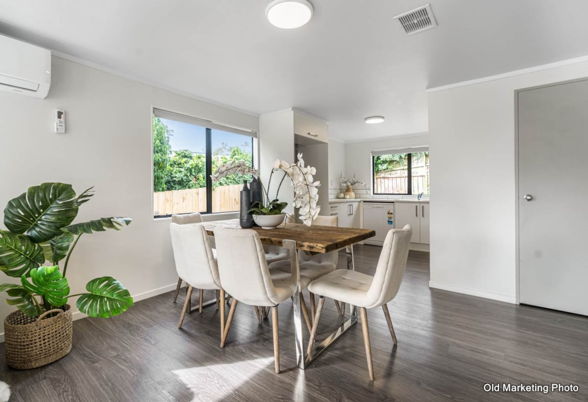 Motivated vendors, Renovated 3 beds + rumpus room 2.5 baths house with car parks, 3 beds 1 bath upstairs, Downstairs a large rumpus room or fourth bedroom with its own bathroom and a separate entrance. 2/523 Glenfield Road, Glenfield, Auckland
