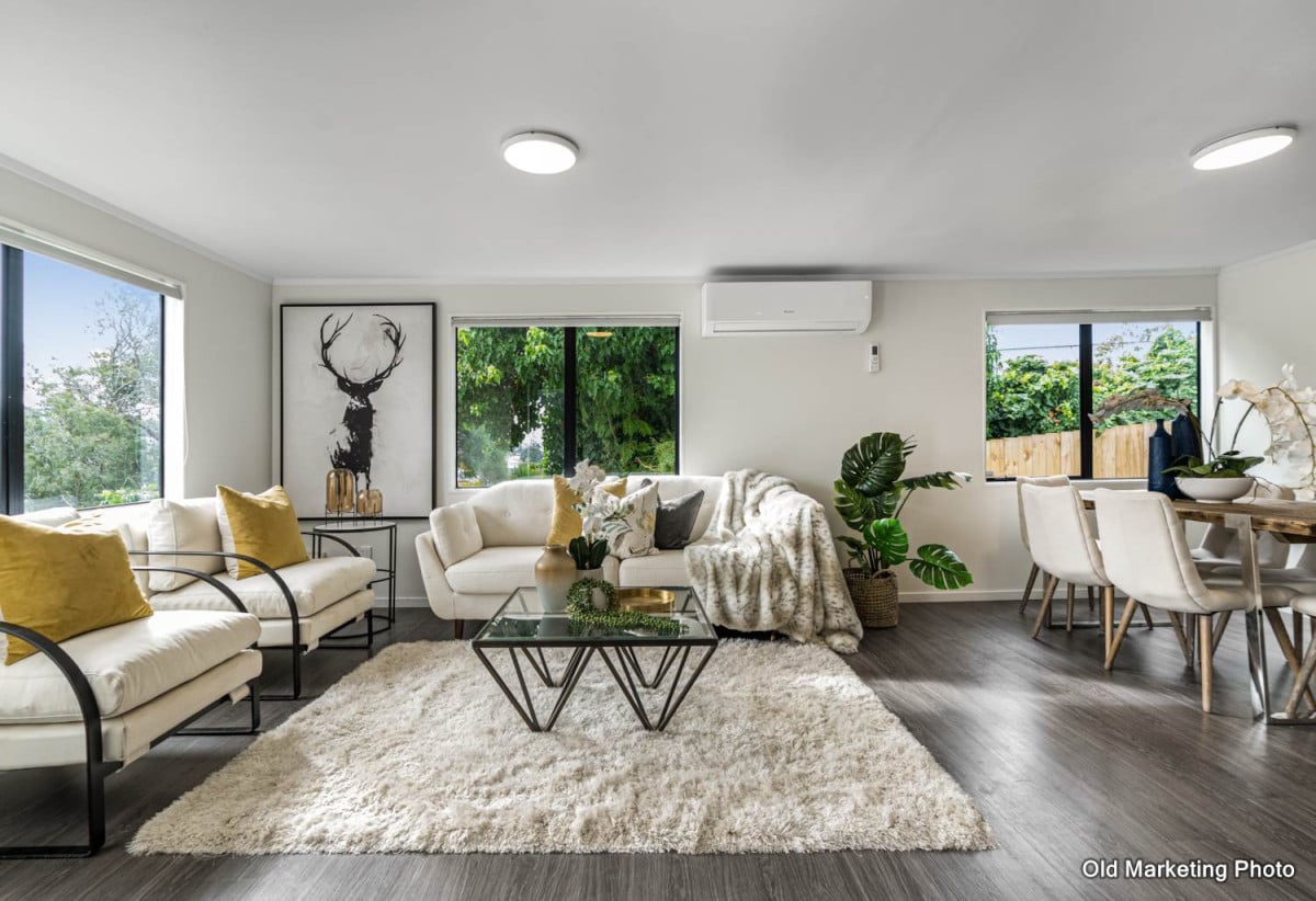Motivated vendors, Renovated 3 beds + rumpus room 2.5 baths house with car parks, 3 beds 1 bath upstairs, Downstairs a large rumpus room or fourth bedroom with its own bathroom and a separate entrance. 2/523 Glenfield Road, Glenfield, Auckland