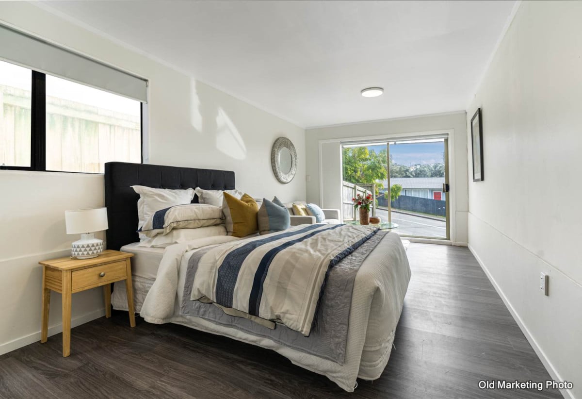Motivated vendors, Renovated 3 beds + rumpus room 2.5 baths house with car parks, 3 beds 1 bath upstairs, Downstairs a large rumpus room or fourth bedroom with its own bathroom and a separate entrance. 2/523 Glenfield Road, Glenfield, Auckland