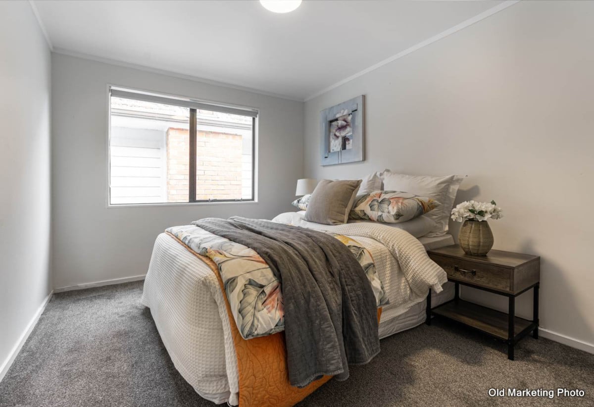 Motivated vendors, Renovated 3 beds + rumpus room 2.5 baths house with car parks, 3 beds 1 bath upstairs, Downstairs a large rumpus room or fourth bedroom with its own bathroom and a separate entrance. 2/523 Glenfield Road, Glenfield, Auckland