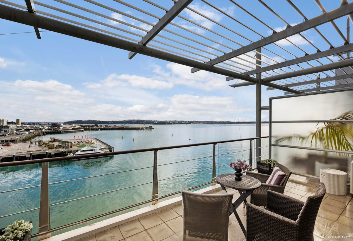 Auckland Girls’ Grammar School zone, Leasehold 1 bed 1 bath apartment, Spacious 64sqm internal layout plus a huge balcony, fully furnished and ready to go, 62/145 Quay Street, City Centre, Auckland