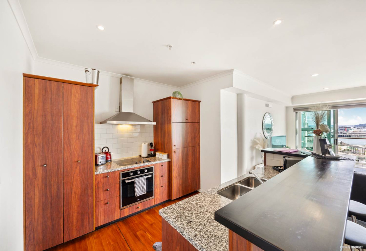 Auckland Girls’ Grammar School zone, Leasehold 1 bed 1 bath apartment, Spacious 64sqm internal layout plus a huge balcony, fully furnished and ready to go, 62/145 Quay Street, City Centre, Auckland
