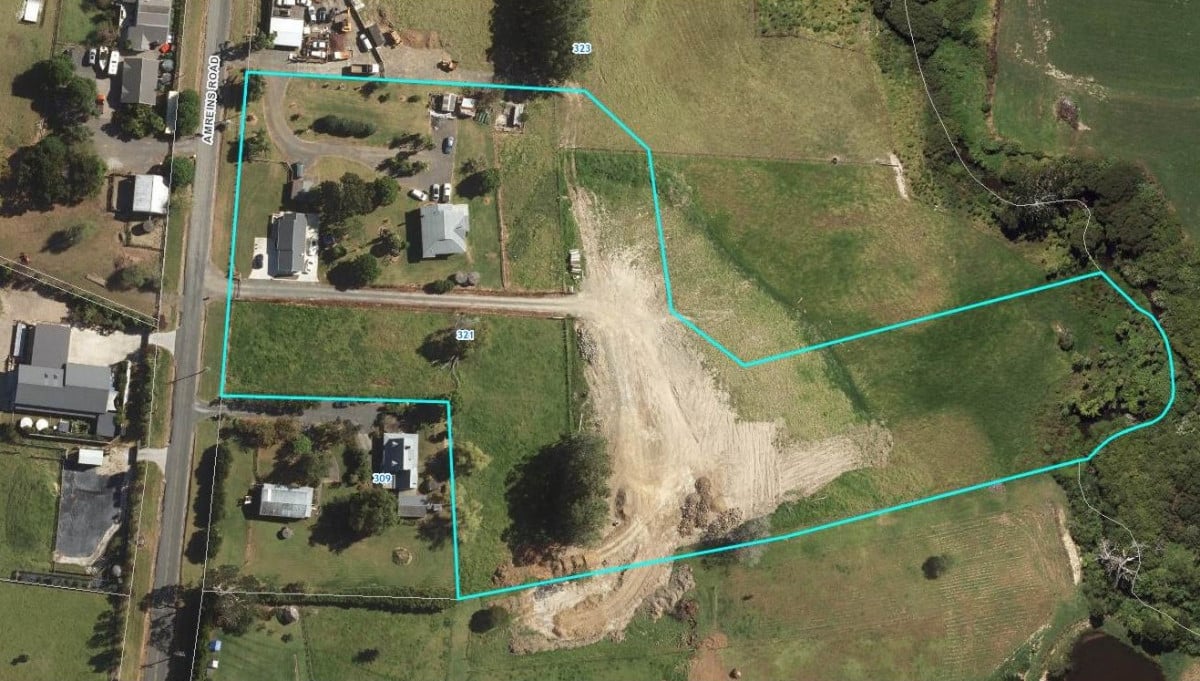 22023m2 Lifestyle land, Home and Income, 4 beds 2 baths main house, separate 2 beds 1 bath secondary dwelling with garage, combined income of $1540 per week, Buy the Whole Lot, or Buy the Back 1.2 Ha: Resource Consent approved to be subdivided into its own separate title, or Buy the Front 1 Ha: Get a gorgeous, refurbished 4-bed main home PLUS a near-new 2-bed legal income home, 321 Amreins Road, Taupaki, Auckland