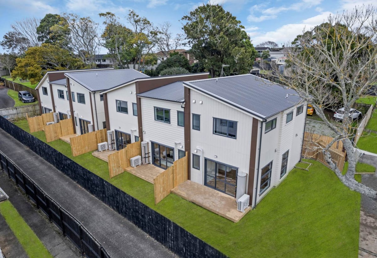 Built by Emphasis Homes, Brandnew freehold 2 beds 2.5 baths home, NO BODY CORP OR SOCIETY FEE, 1/13 Caringbah Drive, Papatoetoe, Auckland
