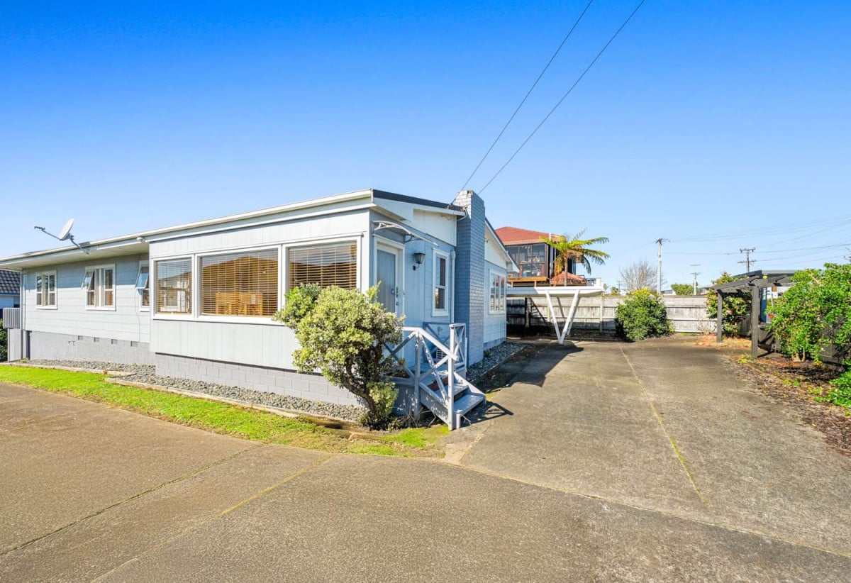 Macleans College zone, Sea Views, 5 beds 2.5 baths house with internal-access single garage, 1/184 Bucklands Beach, Bucklands Beach, Auckland