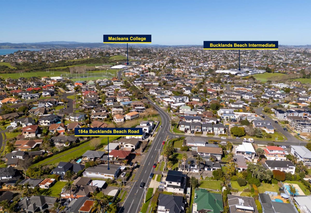 Macleans College zone, Sea Views, 5 beds 2.5 baths house with internal-access single garage, 1/184 Bucklands Beach, Bucklands Beach, Auckland