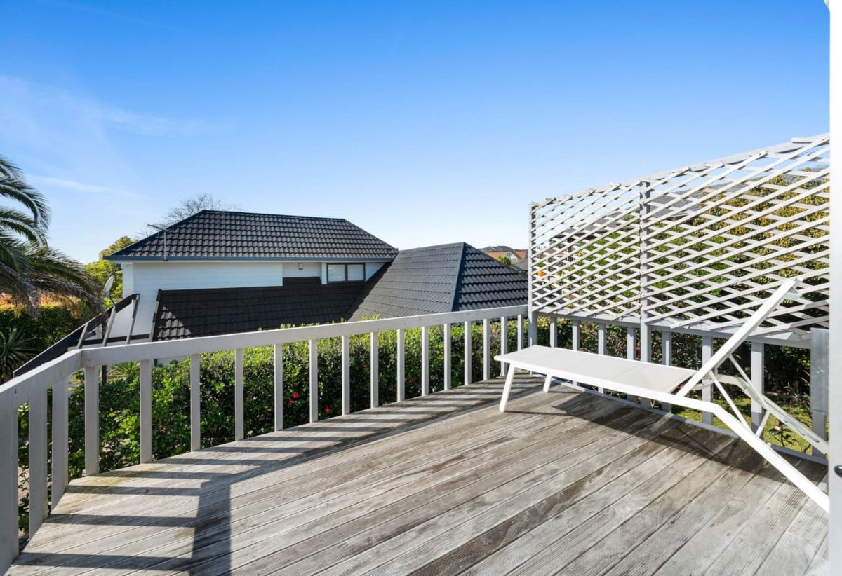 Macleans College zone, Sea Views, 5 beds 2.5 baths house with internal-access single garage, 1/184 Bucklands Beach, Bucklands Beach, Auckland