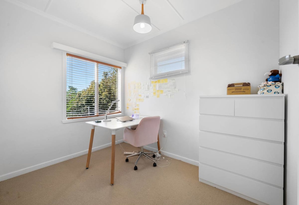 Macleans College zone, Sea Views, 5 beds 2.5 baths house with internal-access single garage, 1/184 Bucklands Beach, Bucklands Beach, Auckland