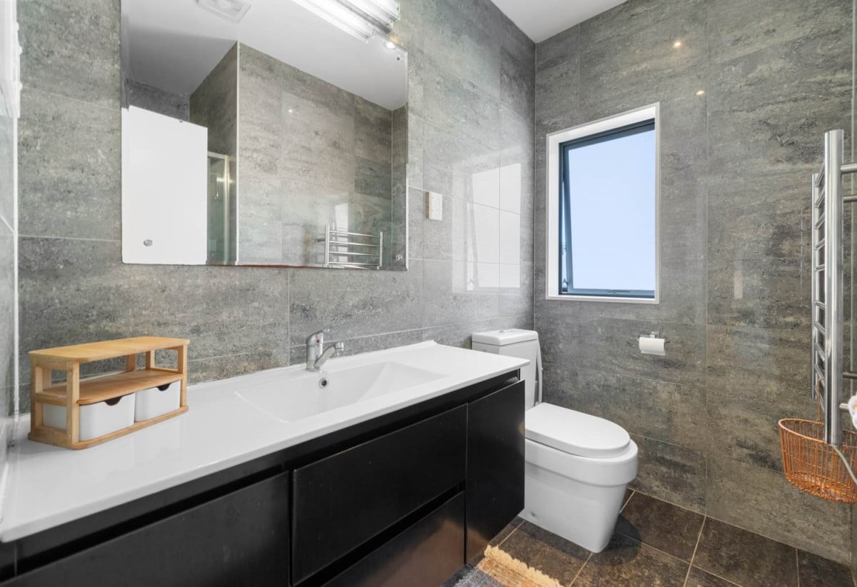 Macleans College zone, Sea Views, 5 beds 2.5 baths house with internal-access single garage, 1/184 Bucklands Beach, Bucklands Beach, Auckland