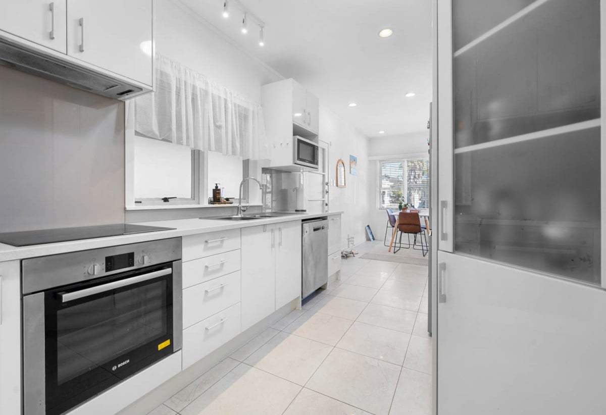 Macleans College zone, Sea Views, 5 beds 2.5 baths house with internal-access single garage, 1/184 Bucklands Beach, Bucklands Beach, Auckland