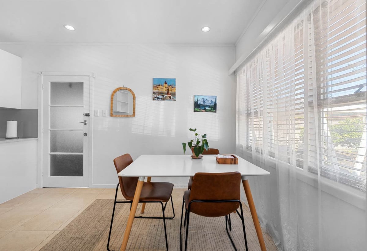 Macleans College zone, Sea Views, 5 beds 2.5 baths house with internal-access single garage, 1/184 Bucklands Beach, Bucklands Beach, Auckland