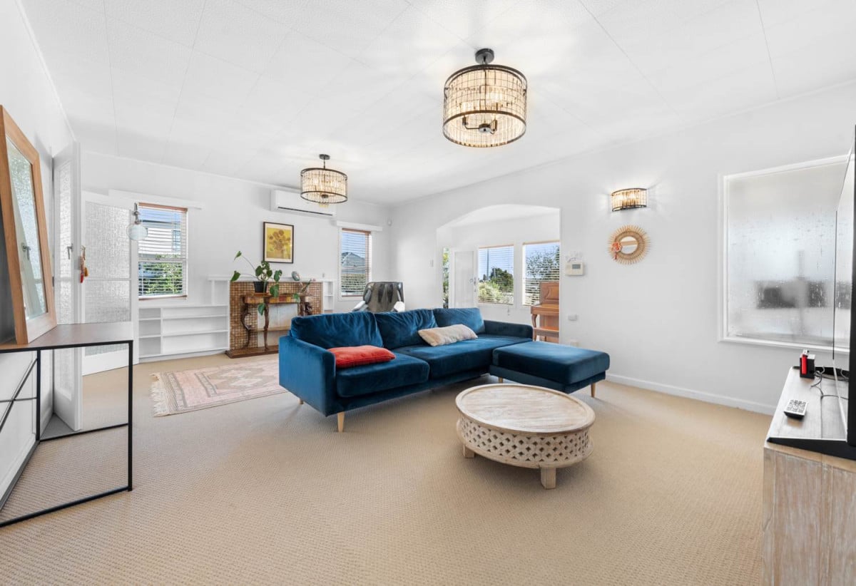 Macleans College zone, Sea Views, 5 beds 2.5 baths house with internal-access single garage, 1/184 Bucklands Beach, Bucklands Beach, Auckland