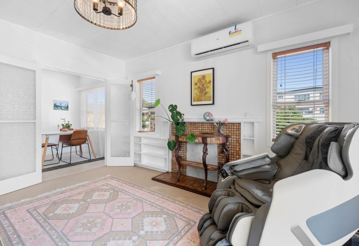 Macleans College zone, Sea Views, 5 beds 2.5 baths house with internal-access single garage, 1/184 Bucklands Beach, Bucklands Beach, Auckland