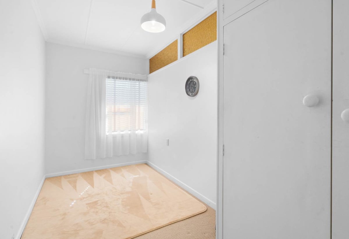 Macleans College zone, Sea Views, 5 beds 2.5 baths house with internal-access single garage, 1/184 Bucklands Beach, Bucklands Beach, Auckland