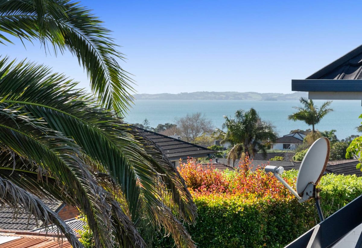 Macleans College zone, Sea Views, 5 beds 2.5 baths house with internal-access single garage, 1/184 Bucklands Beach, Bucklands Beach, Auckland